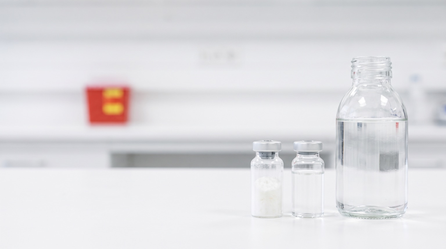 Estación de preparación de laboratorio con viales y agua estéril