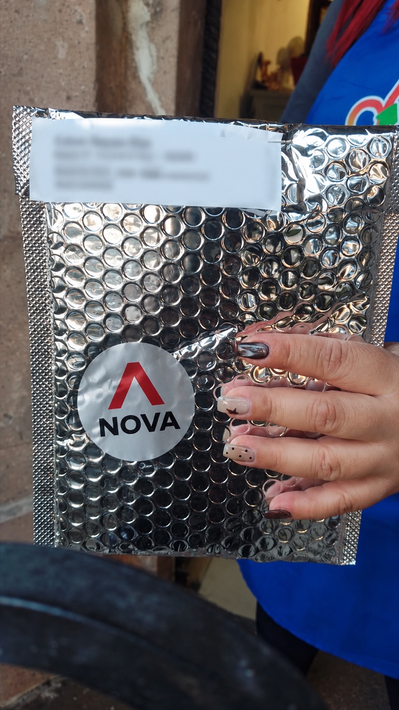 Paquete Nova recibido en mano, con el sello de la marca a la vista